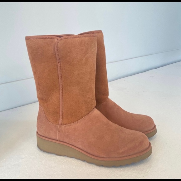 Ugg Short Boot - Picture 3 of 3